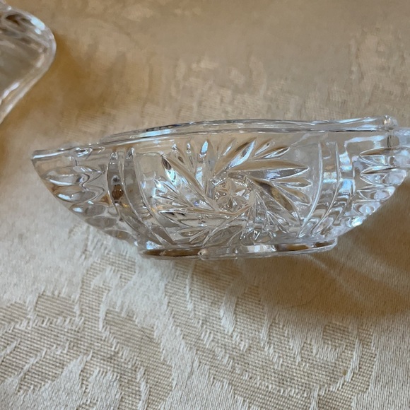 Vintage clear cut pressed glass swan trinket box - Picture 7 of 10